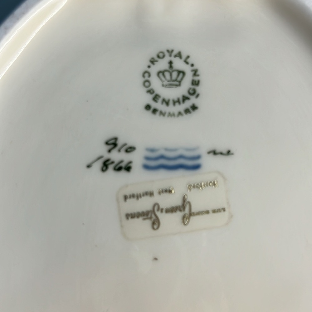 Royal Copenhagen Frijsenborg 910 leaf shaped dish - Picture 4 of 5